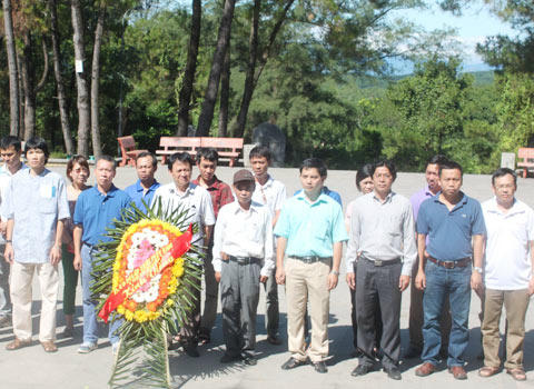 Đoàn tưởng niệm các anh hùng liệt sỹ tại Nghĩa trang Trường Sơn.