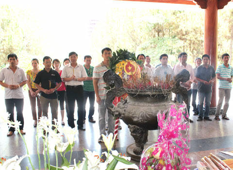 Đoàn dâng hương tại Khu di tích Ngã ba Đồng Lộc.