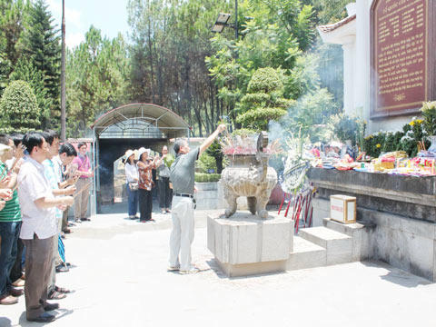 Đoàn dâng hương tại Khu di tích Ngã ba Đồng Lộc.