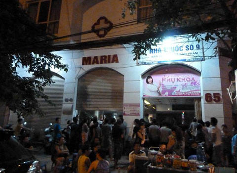 Bên ngoài phòng khám Maria khi phát hiện bệnh nhân Phong đã chết. Ảnh: L.H.Q.