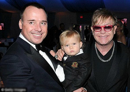 Ngôi sao ca nhạc gạo cội Elton John và gia đình đồng tính của mình