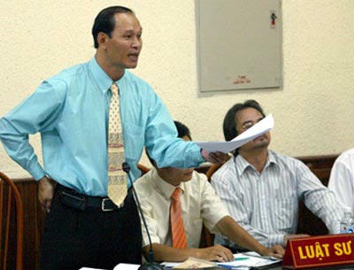 Luật sư bào chữa tại phiên tòa