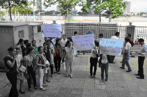 Người lao động ở S-Fone Đà Nẵng tập trung đòi quyền lợi.