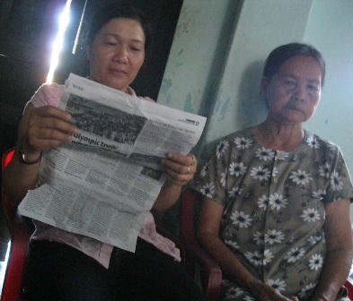 Bà nội Quang (phải) tỏ vẻ lo lắng cho cháu trong khi mẹ của Quang vẫn dửng dưng như tin chắc rằng con mình không thể làm chuyện đó.