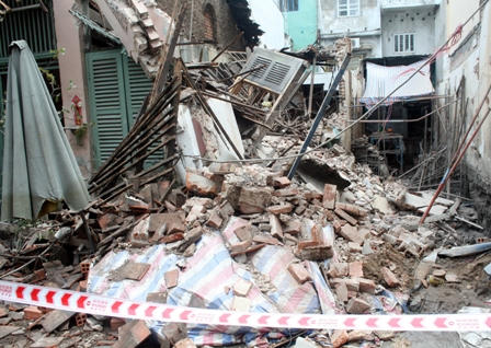 Ngôi nhà bị đổ sụp, toàn bộ tài sản bị vùi lấp