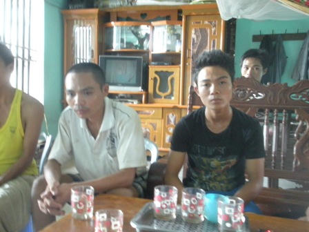 Anh Phúc (bên phải) kể lại sự việc.