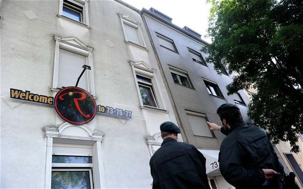 Cảnh sát đang kiểm tra một nhà thổ ở khu đèn đỏ Duesseldorf. Ảnh: Telegraph