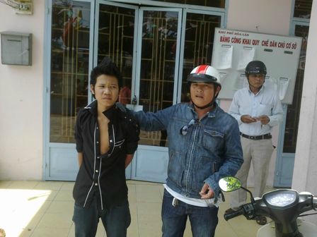 Các đối tượng cùng tang vật.