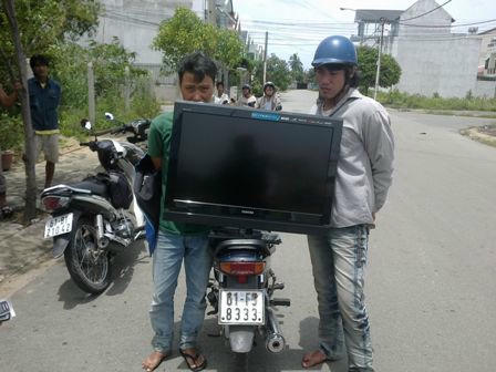 Các đối tượng cùng tang vật.