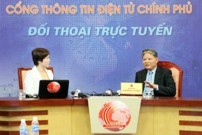 Bộ trưởng Hà Hùng Cường tại cuộc đối thoại trực tuyến với nhân dân.