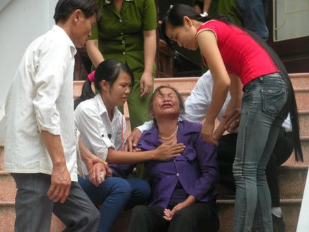 Bà Khuyến khóc ngất lên ngất xuống tại phiên tòa, người nhà phải dìu bà ra ngoài.