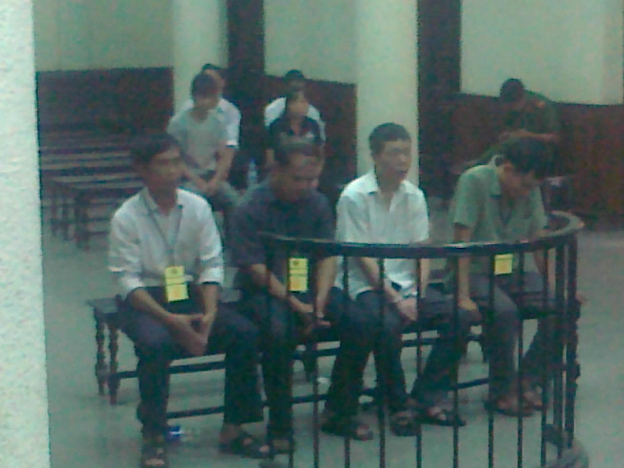 Các bị cáo trước vành móng ngựa.