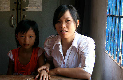 Vợ và con gái anh Ninh vẫn kiên nhẫn cầm đơn xin chế độ liệt sĩ cho chồng