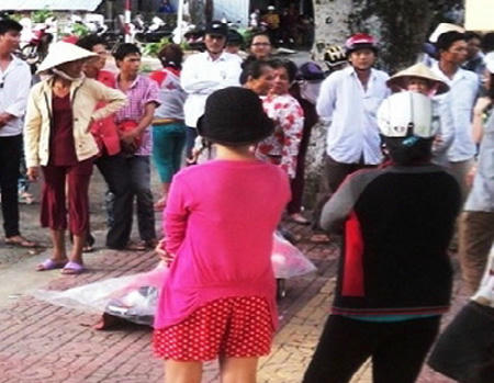 Thi thể nạn nhân được gia đình đặt trước cổng Ủy ban