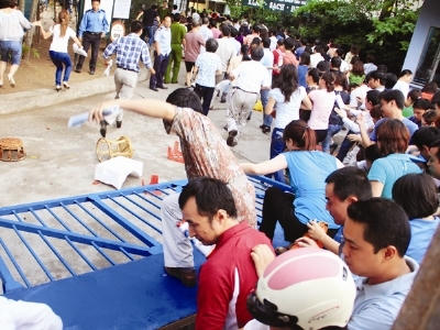 Nếu áp dụng CNTT trong việc bán đơn, chắc chắn, cổng trường Thực nghiệm sẽ không bị đạp đổ