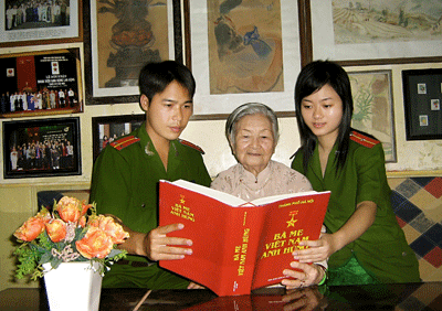 Tuổi trẻ công an Đống Đa đến thăm mẹ Phạm Thị Tuyết