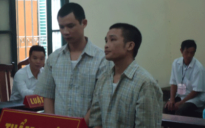 Hai bị cáo trong phiên tòa 