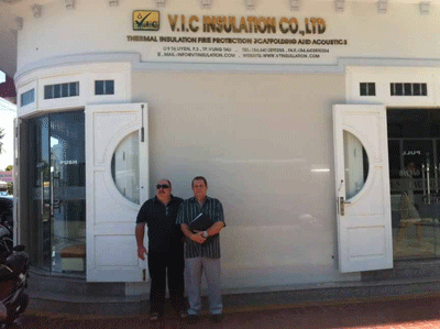 Ông Bell Peter James (bên trái) và ông Robert Taylor.