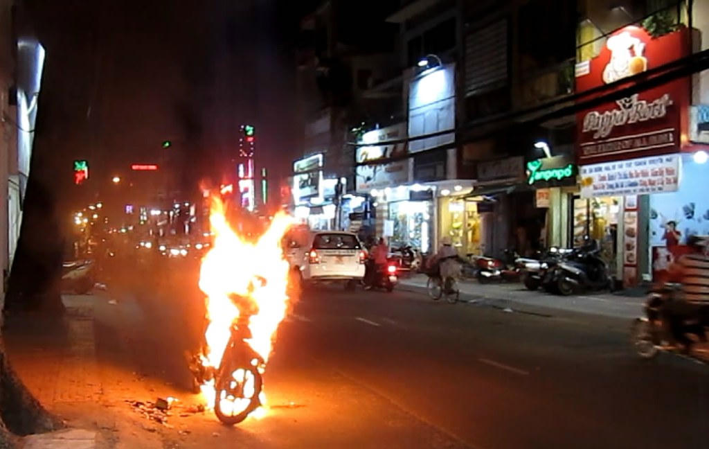 Xe máy phát hỏa ngùn ngùn trên phố