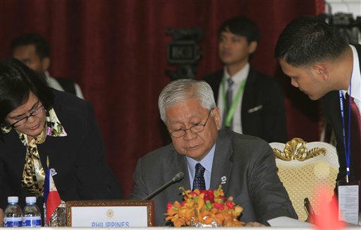 Ngoại trưởng Philippines Albert del Rosario. Ảnh: Inquirer