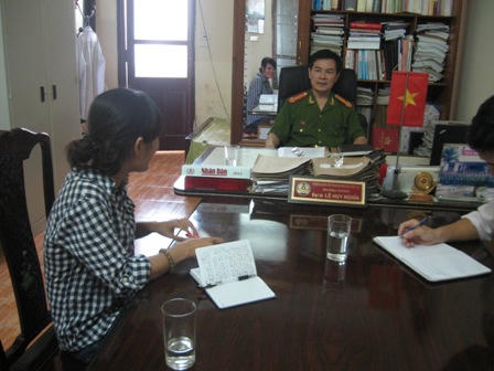 Đại tá Lê Huy Ngha trao đổi trong buổi làm việc.