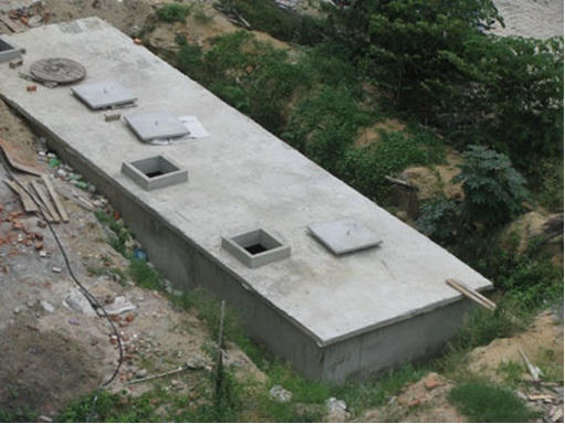 Hệ thống bể nước vẫn hở nắp, trong khi cảnh quan xung quanh nhếch nhác.