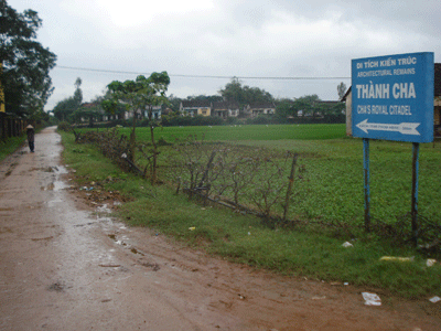 Đường vào di tích thành Cha
