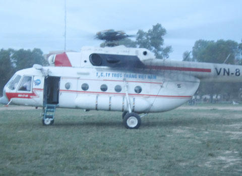 Trực thăng được điều đến Hà Tĩnh chở chị Thảo ra Hà Nội cấp cứu.