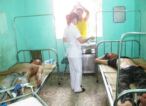 Hai tên trộm được cấp cứu tại bệnh viện.