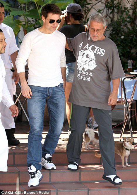 Nam diễn viên Tom Cruise và luật sư của mình