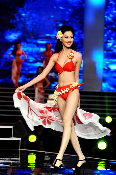 Phần thi trang phục bikini. Thu Thảo, sinh năm 1991, Sinh viên trường Đại học Tây Đô, TP.Cần Thơ, cao 1.73, nặng 49 kg, số đo 3 vòng 83- 63- 90