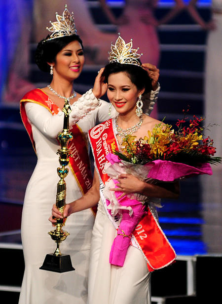 Hoa hậu Việt Nam 2010 Đặng Ngọc Hân trao vương miện cho Thu Thảo.