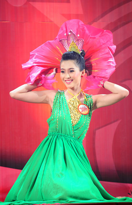 Thu Thảo thi tài năng với bài múa sen.