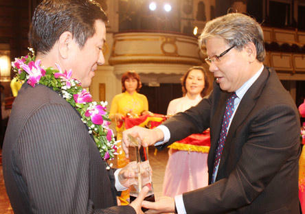 Bộ trưởng Bộ Tư pháp Hà Hùng Cường trao Cup cho 5 Luật sư tiêu biểu năm 2012.