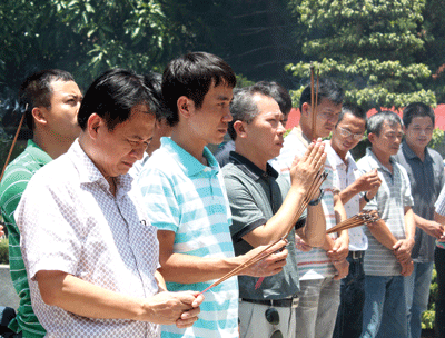 Đoàn báo Pháp luật Việt Nam thành kính tưởng nhớ các anh hùng liệt sĩ tại Quảng Trị…