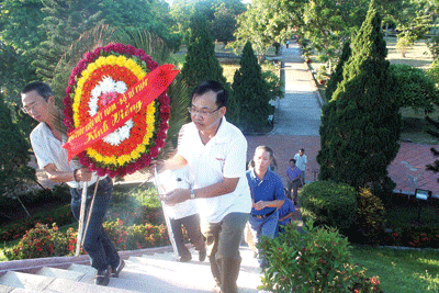 Báo PLVN dâng hương