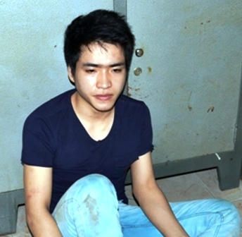 Đối tượng Tính bị bắt đưa về trụ sở công an