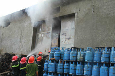 Trong kho hàng điện máy còn có rất nhiều bình gas khiến lực lượng chữa cháy vừa phải dập lửa vừa khống chế không để lan sang khu vực chứa gas