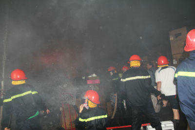 Kho đóng kín cộng với vật liệu dễ cháy khiến việc dập lửa gặp nhiều khó khăn