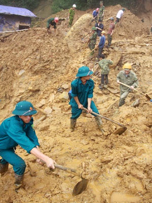 Khẩn trương tìm kiếm các nạn nhân vụ sạt lở núi