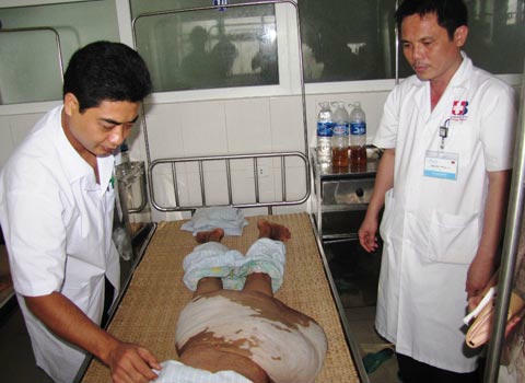 Chị An phải nhập viện với khối u 10 kg trên mông.