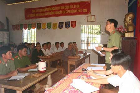 Lãnh đạo Công an tỉnh Bình Phước gặp gỡ bà con thôn Phú Bình (xã Phú Trung) lấy ý kiến tiếp tục kiến nghị cơ quan chức năng xem xét công nhận liệt sĩ cho anh Ninh.