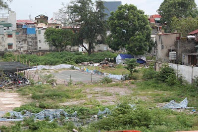 Bến xe Lương Yên bị thu hẹp diện tích, trong khi mặt bằng dự án cao ốc vẫn để hoang hóa