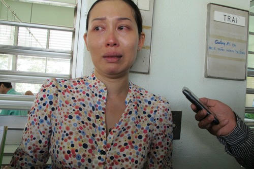 Chị Vân Anh không kiềm được xúc động khi kể về chồng. 