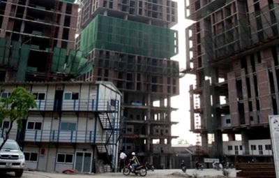 Nhiều khách hàng lo chủ đầu tư Usilk City “cài cắm” điều khoản bất lợi  khi ký lại phụ lục hợp đồng. Ảnh minh họa