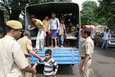 Những đứa trẻ vừa được giải cứu khỏi một nhà máy ở New Delhi hồi tháng trước. Ảnh: WP