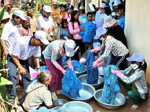 Cán bộ y tế tẩm màn bằng hóa chất phòng chống sốt rét cho người dân.