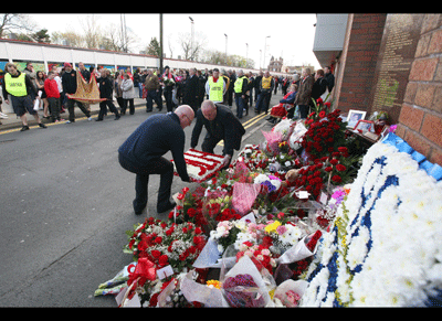 Đặt hoa tưởng niệm các nạn nhân bên ngoài sân vận động Hillsborough