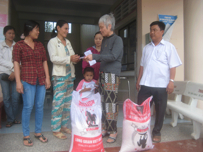 bà Như cùng với lãnh đạo UBND Xã Thạnh Xuân tặng quà hai người vợ trong vụ án ở Hậu Giang