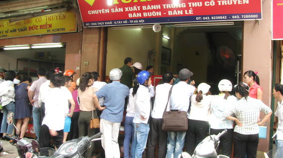 Khách hàng chen chân mua bánh truyền thống trên đường Thụy Khuê